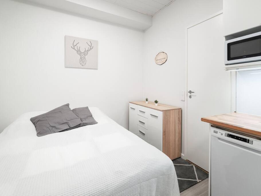 Cozy Roomy Studio Flat Next To Tram Stop @ Kallio Helsingfors Exteriör bild