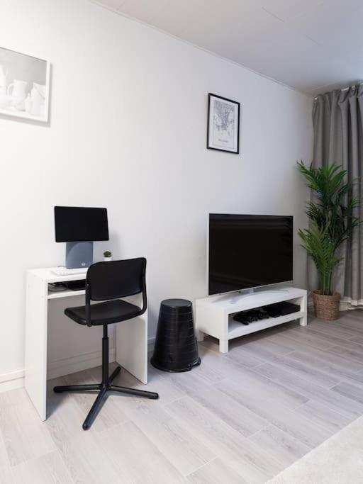 Cozy Roomy Studio Flat Next To Tram Stop @ Kallio Helsingfors Exteriör bild